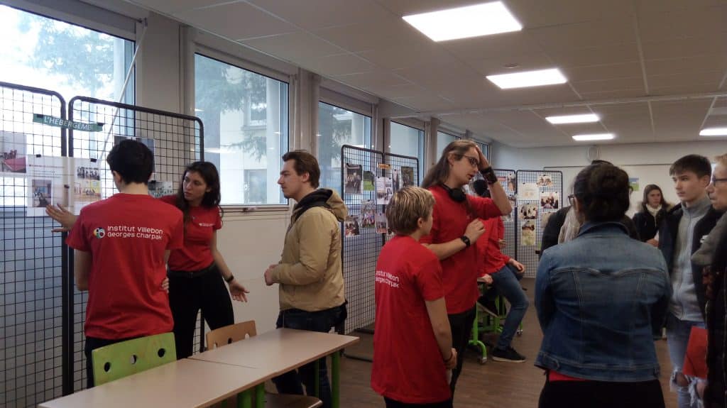 Les étudiants de l'institut présentent leur lieu d'études sous forme de stand